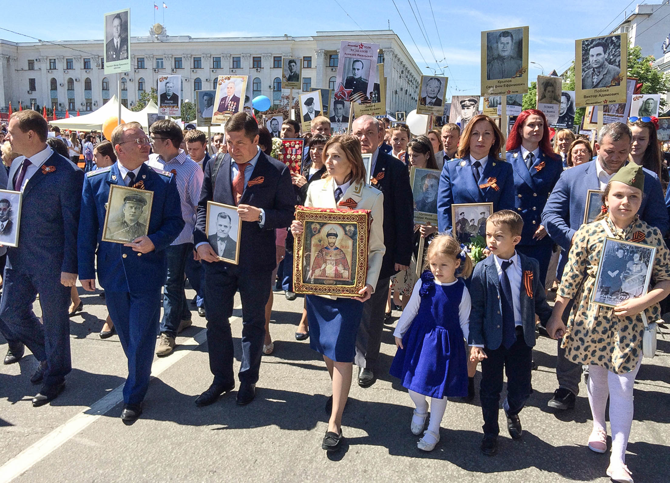 Наталья Поклонская Бессмертный полк с портретом Николая II